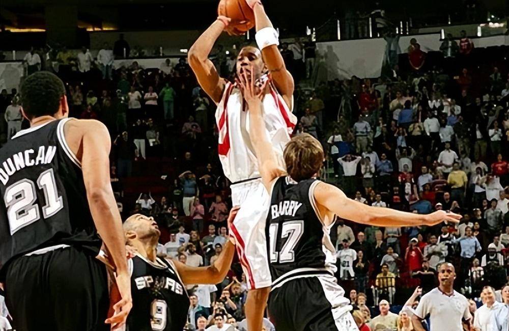 休斯敦火箭训练开放日；赛前外线爆发引欢呼；CBA季后赛在即；年轻球员得到机会的简单介绍